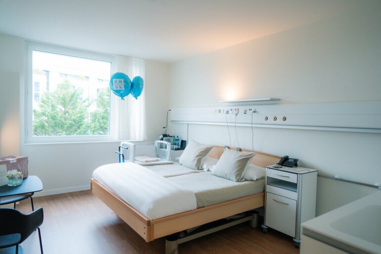 Maternité : une chambre parentale